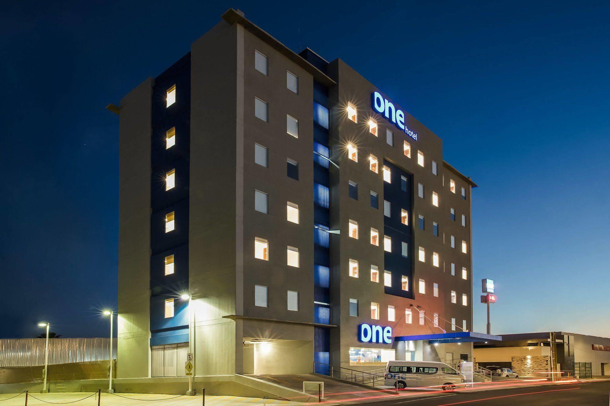 Hotel One Mexicali Esterno foto